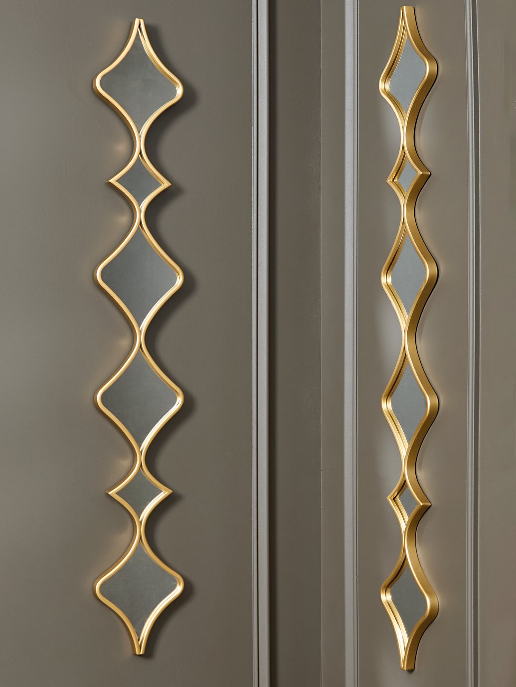 Harriswood Accent Mirror Set (Set of 2) - Furniture & Design Outlet (Kalamazoo,MI)