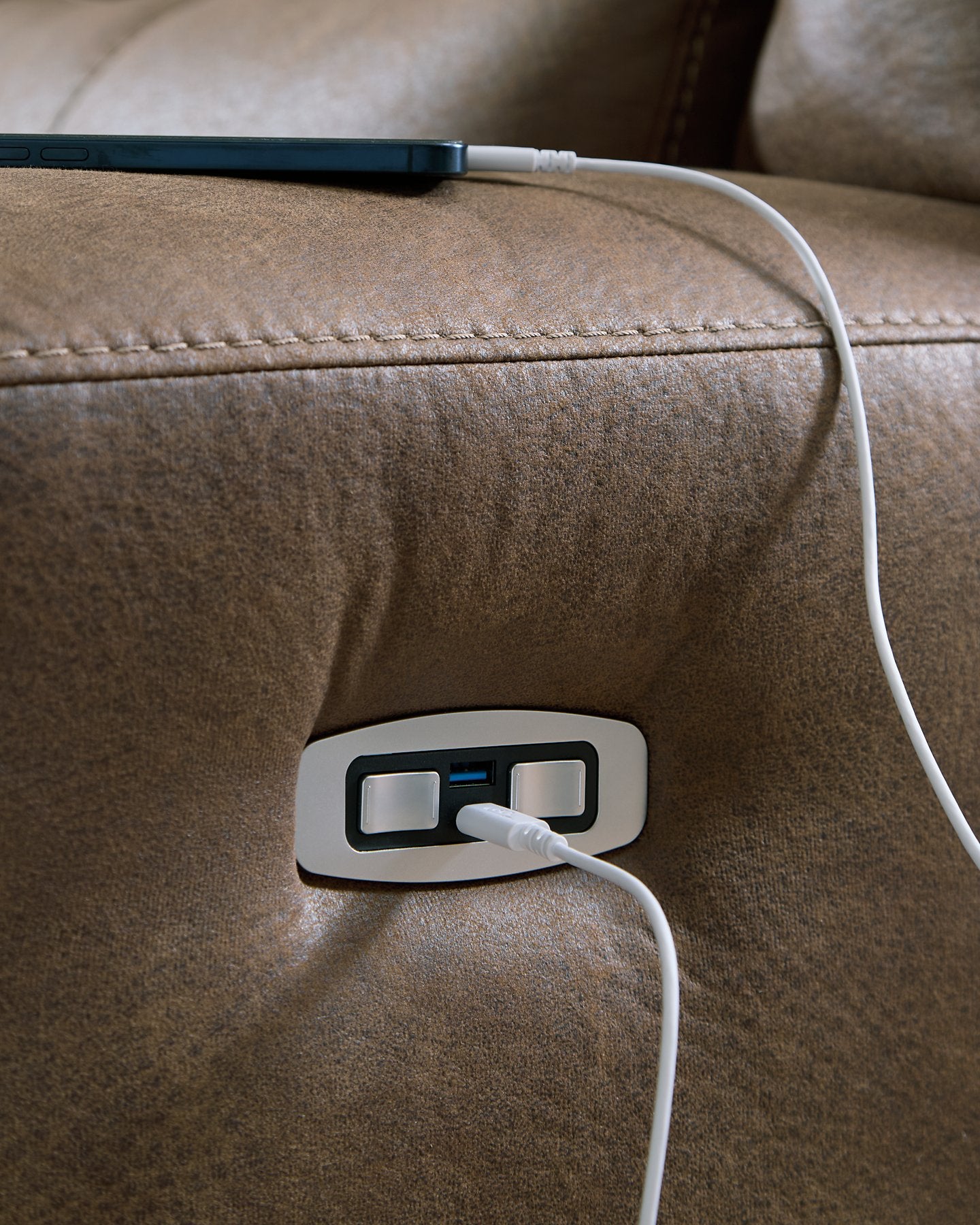 Beckley Place Power Reclining Loveseat with Console - Furniture & Design Outlet (Kalamazoo,MI)